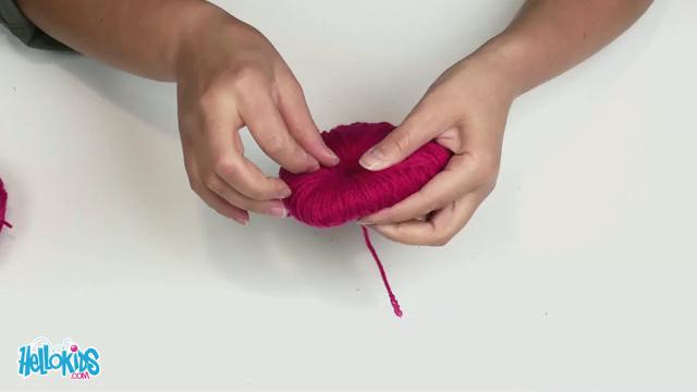 Manualidad infantil : ¿Cómo hacer un pompón en forma de corazón?