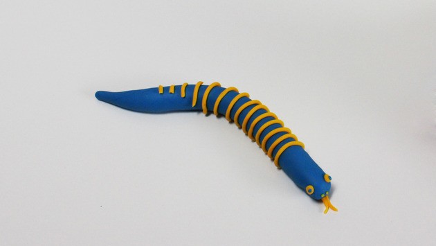Manualidad infantil: Una serpiente de plastilina Play-Doh