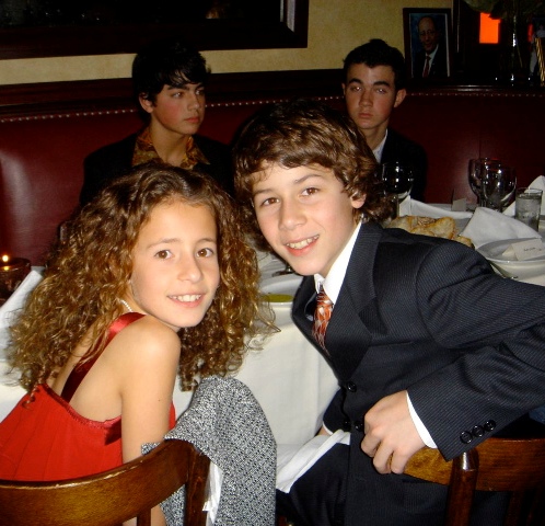 http://images.yodibujo.es/_uploads/membres/articles/20081249/b0zuo_jonas-brothers-primera-cita.jpg