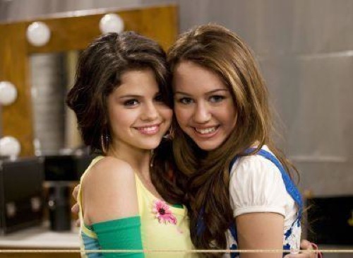 A mi me gusta mas miley pero selena tambien es cool t que opinas