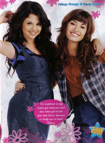 04 Selena Gomez y Demi Lovato Uploaded on October 24 2009 by mercc