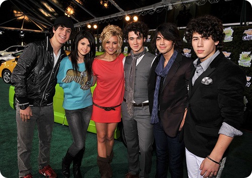 selena gomez and demi lovato and miley cyrus and jonas brothers. jonas brothers y hechiceros de