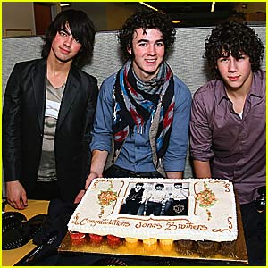 http://images.yodibujo.es/_uploads/membres/articles/20090102/ypi9t_blog6-jonas-brothers.jpg