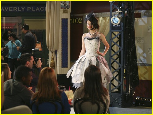 2x13FashionWeek05