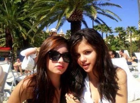 selena gomez and demi lovato 2011 dinner. selena gomez and demi lovato