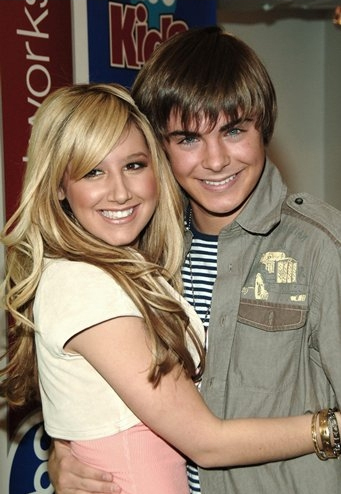 http://images.yodibujo.es/_uploads/membres/articles/20090415/5rknm_ashley-tisdale-and-zac-efron.jpg