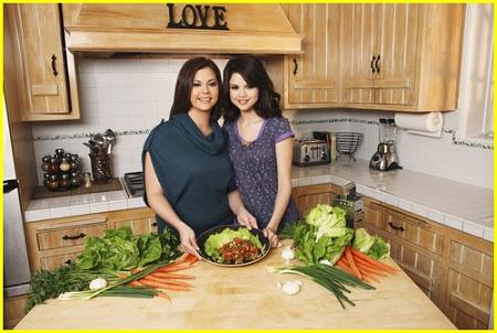 Selena Gomez Édesanyjával a  konyhában.Sokat segít Édesanyjának.De imád főzni.