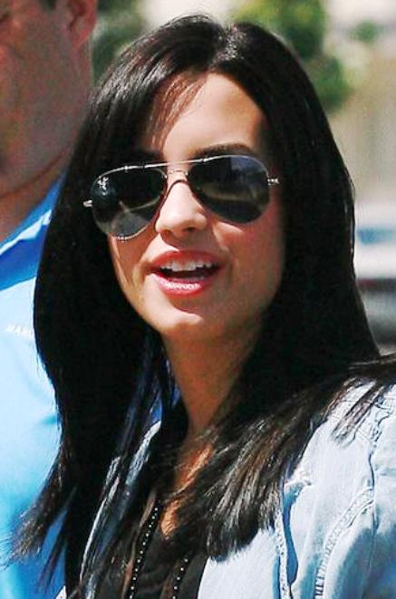 Demi Lovato luce un lindo bolso negro Prada cuando se dirige al estudio de
