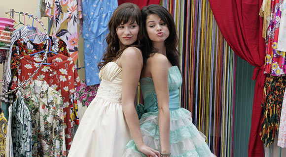 http://images.yodibujo.es/_uploads/membres/articles/20090522/nj7kl_selena-gomez-demi-lovato.jpg