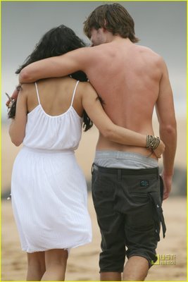 http://images.yodibujo.es/_uploads/membres/articles/20090728/5r2hh_zac-efron-vanessa-hudgens-hawaii-wedding-03.jpg