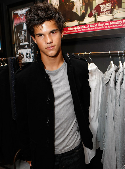 http://images.yodibujo.es/_uploads/membres/articles/20090729/5dbdz_werewolf-taylor-lautner-new-moon.jpg