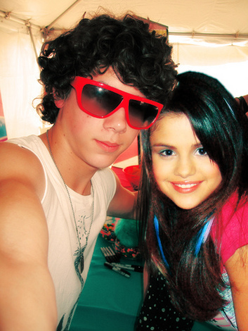 http://images.yodibujo.es/_uploads/membres/articles/20090729/selena-y-nick-4_xru.jpg