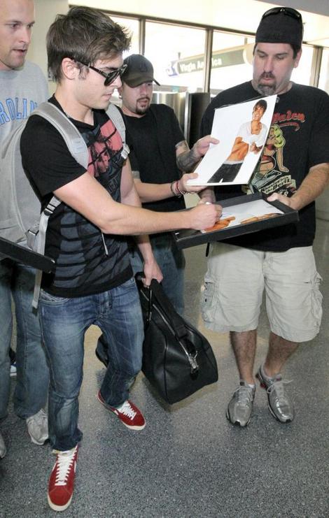 zac-efron-lax-arrival201