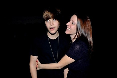 justin bieber mother and father. justin bieber mother hair.