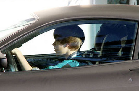 selena gomez pregnant with justin bieber. Justin Bieber driving a