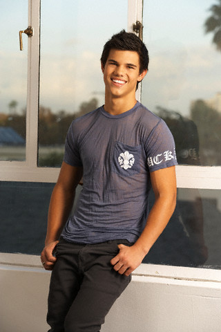 http://images.yodibujo.es/_uploads/membres/articles/20100622/84bfc_600full-taylor-lautner.jpg