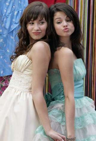 selena gomez y demi lovato. Gomez,Demi Lovato y Miley