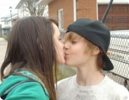 imagenes de justin bieber y su novia. justin bieber lo hemos pillado