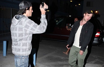 ROBERT PATTINSON SE ENFRENTA A UNOS FOTÓGRAFOS