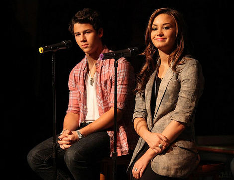 demi-lovato-jonas-chat-chicago-08