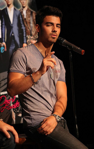 demi-lovato-jonas-chat-chicago-18
