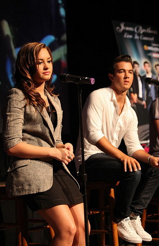 demi-lovato-jonas-chat-chicago-01