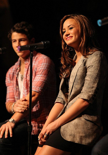 demi-lovato-jonas-chat-chicago-14