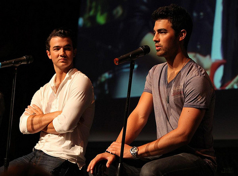 demi-lovato-jonas-chat-chicago-06