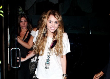 MILEY CYRUS SE CAMBIA DE LOOK (OTRA VEZ)