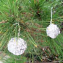Manualidad infantil : Bolas de aluminio para el Árbol de Navidad
