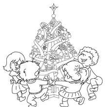 Dibujo para colorear : los niños con los regalos al pie del arbol de navidad