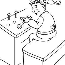 Dibujo para colorear : ayudante de Santa controlando la cadena de fabricacion
