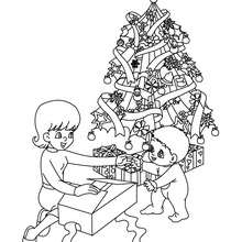 Dibujo para colorear : arbol de navidad con niños y regalos