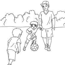 Dibujo para colorear : padre jugando futbol con sus hijos