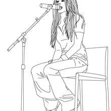 Dibujo para colorear : Avril Lavigne cantando en un microfono