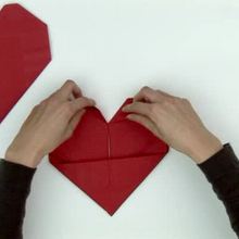 Papiroflexia de corazón con servilleta de papel - Videos infantiles gratis - Videos MANUALIDADES - Videos de manualidades NAVIDAD