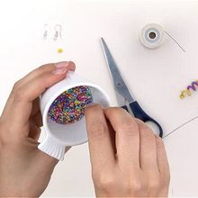 Video para fabricar aretes coloridos