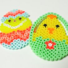 Manualidad infantil : Huevos de Pascua de perlas para planchar