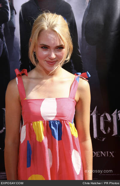 er8ik_annasophia-robb-us-premiere-if-harry-potter-and-the-order-of-the-phoenix-0hKyC0.jpg